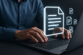 © Pixel Studio - stock.adobe.com Foto: Person, die einen Computer benutzt